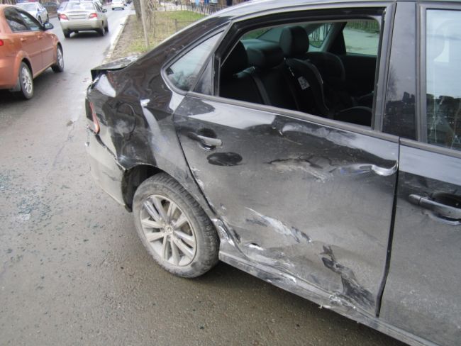 В Ухте на улице Оплеснина столкнулись Volkswagen Polo, Chevrolet Niva и мотоцикл Kawasaki